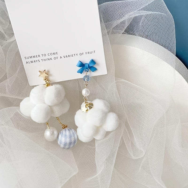 TEMU Une paire de boucles d'oreilles asymétriques , boule en peluche, nœud bleu , boucles d'oreilles à clous cœur pour fille, boucles d'oreilles