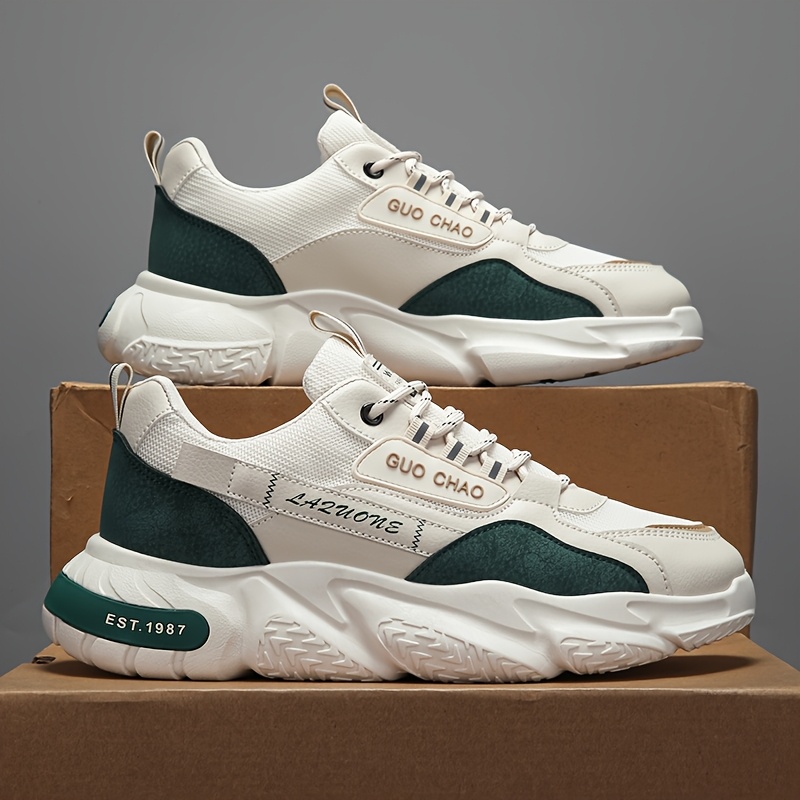 1 par de zapatos de skate versátiles para hombre con agarre fuerte, adecuados para viajes y caminatas al aire libre, comodidad para todas las estaciones, zapatillas bajas con cordones casuales en blanco y negro.