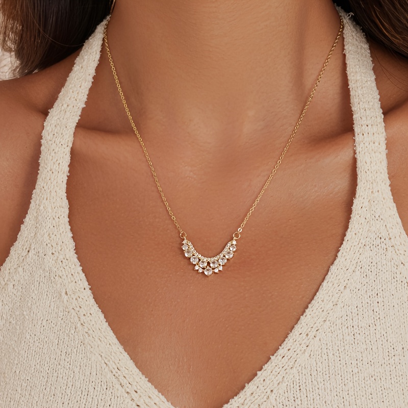 E-shop Glänzende Luxus Kupfer Eingelegte Synthetische Zirkonia Geometrische Halbkreis Anhänger Halskette, Elegantes Temperament, Geeignet für Damen