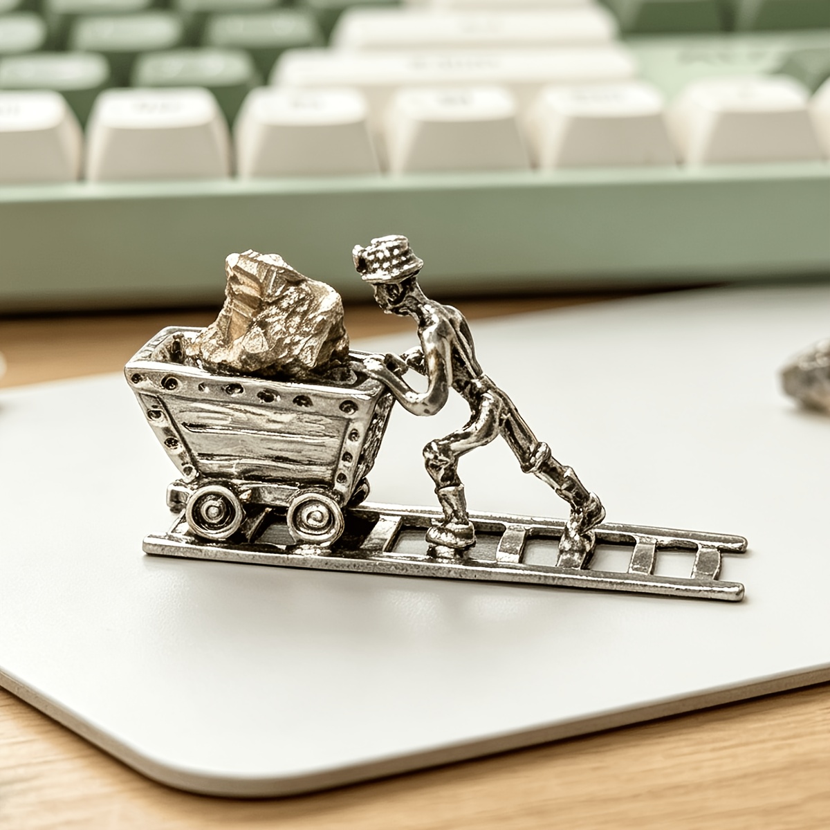 TEMU 1pc Natural Track Miner Desktop Ornament, Vintage Metal Miner Trolley Mineral Specimen Decor, Unique Gift For Collectors