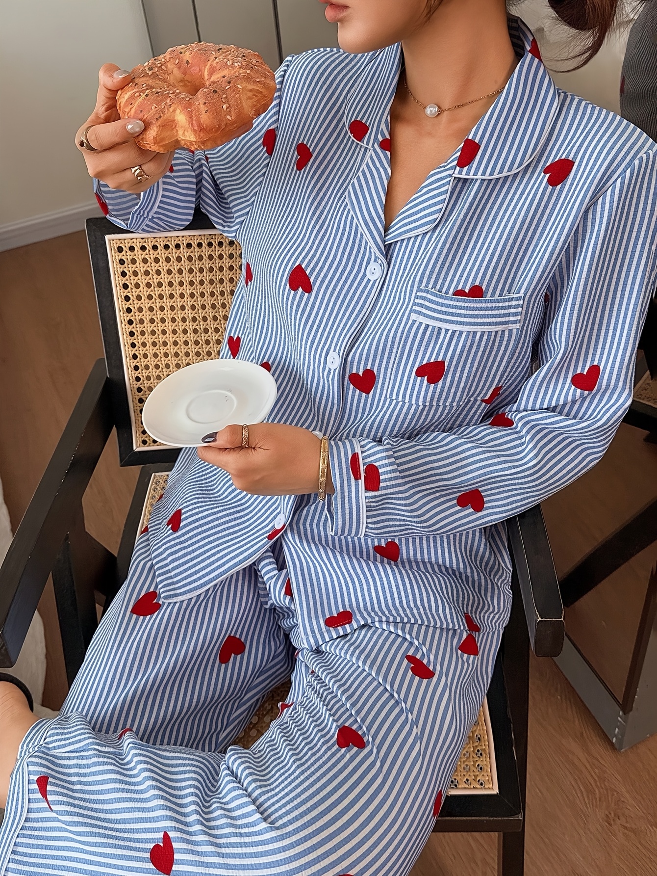 imagen del artículo Conjunto de pijama de verano para mujer de crepé burbuja con estampado de rayas y corazones - Camiseta de manga larga con cuello de botones y pantalones, pijama suave, lavable a máquina, conjunto de pijama de manga larga y pantalón largo estilo prenda de abrigo para mujer, Abrir en una nueva pestaña.