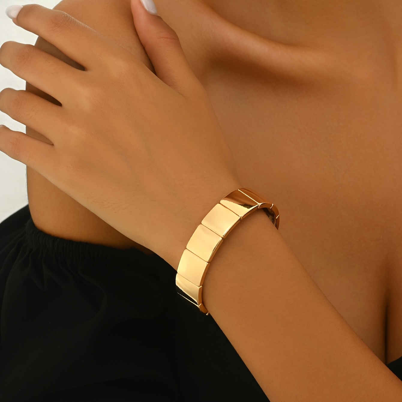 

Un bracelet élastique carré brillant élégant et élégant pour un et les fêtes.