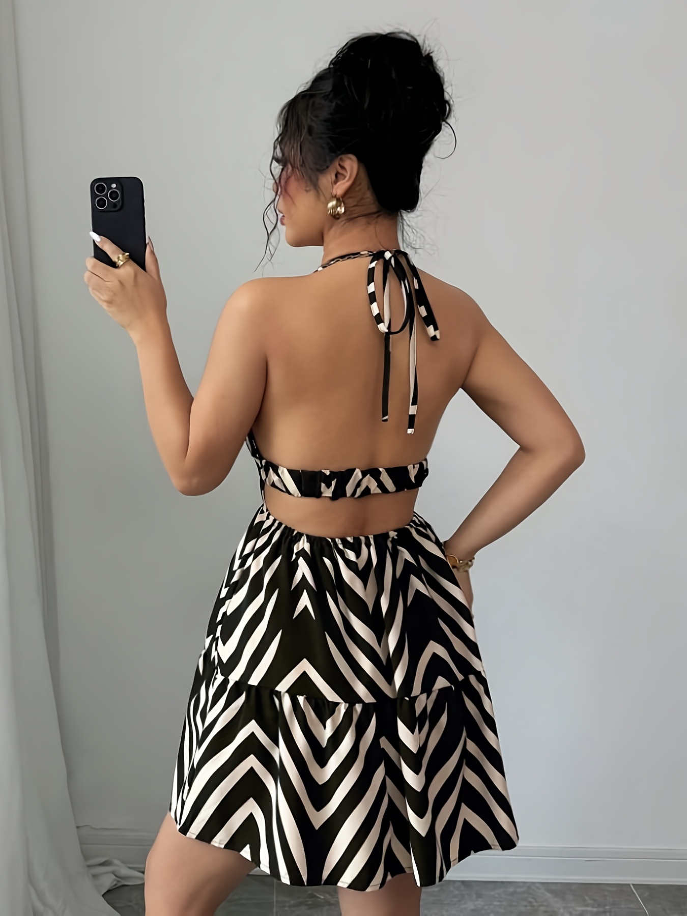 Women's Halter Neck Tie-Front Geometric Print A-Line Flared Mini Dress - Machine Washable Summer Party Vacation Date Night Outfit, Date Night Dress, Strappy Detail