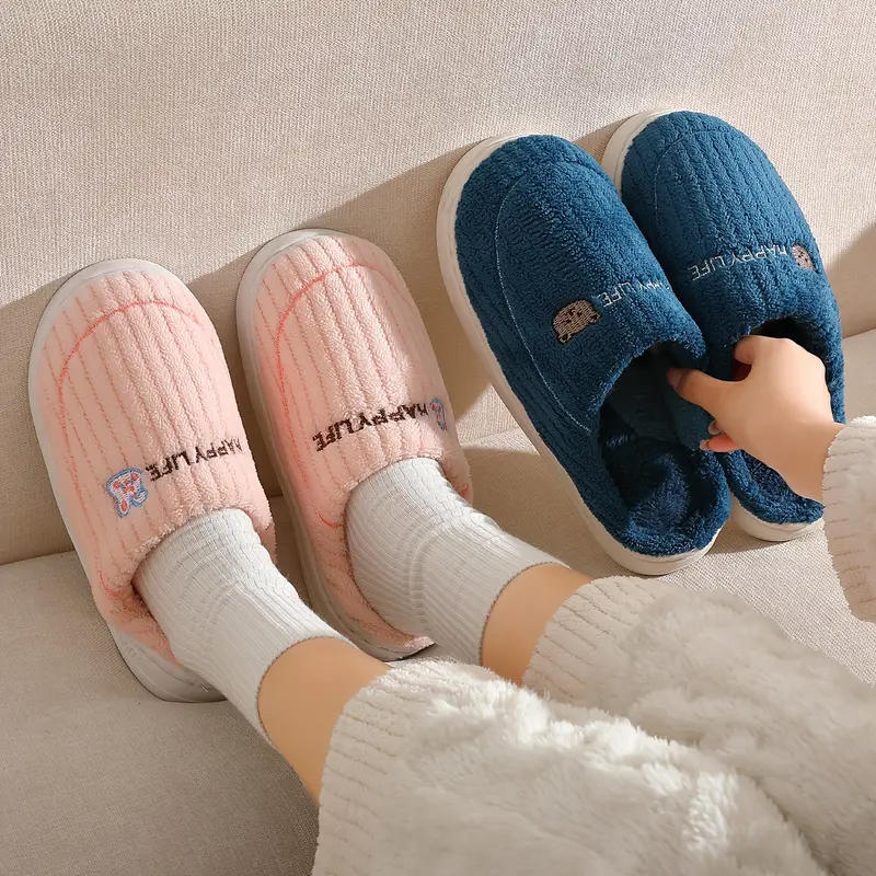 chaussons d intérieur pour hommes - enfiler avec dessus en tissu et semelle en pvc antidérapante. options de couleurs beige/bleu. confort , chaleur d hiver et design texturé. idéal pour , ou . . Détails du produit 1