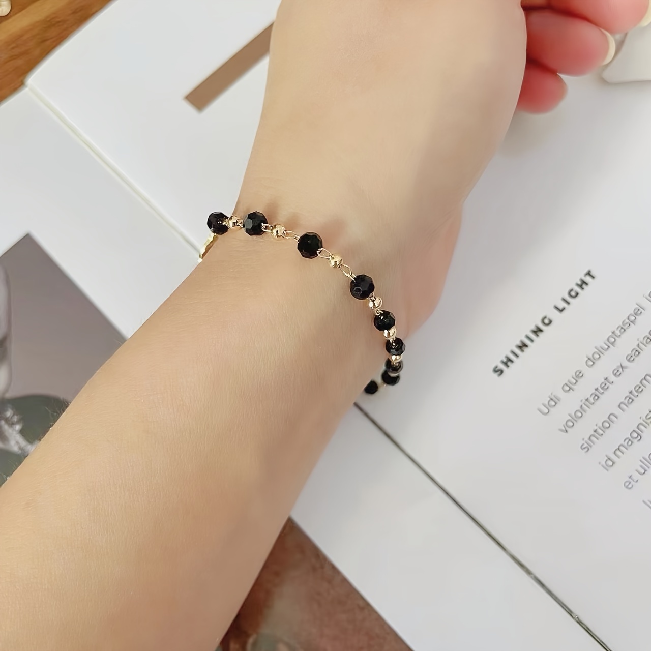 

1pc Bracelet Tendance Nouveau avec Boucle OT et Perles de Cristal Noires, Simple et Polyvalent