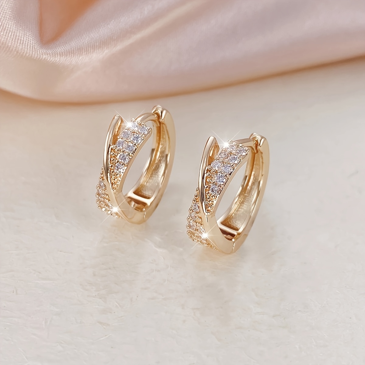 1 Paar elegante Damenohrringe in Roségold – ein kompaktes Luxusdesign mit funkelnden 3A-Zirkonia-Steinen. Diese innovativen Ohrringe sind perfekt für jeden Tag und festliche Anlässe. Produktdetails 1