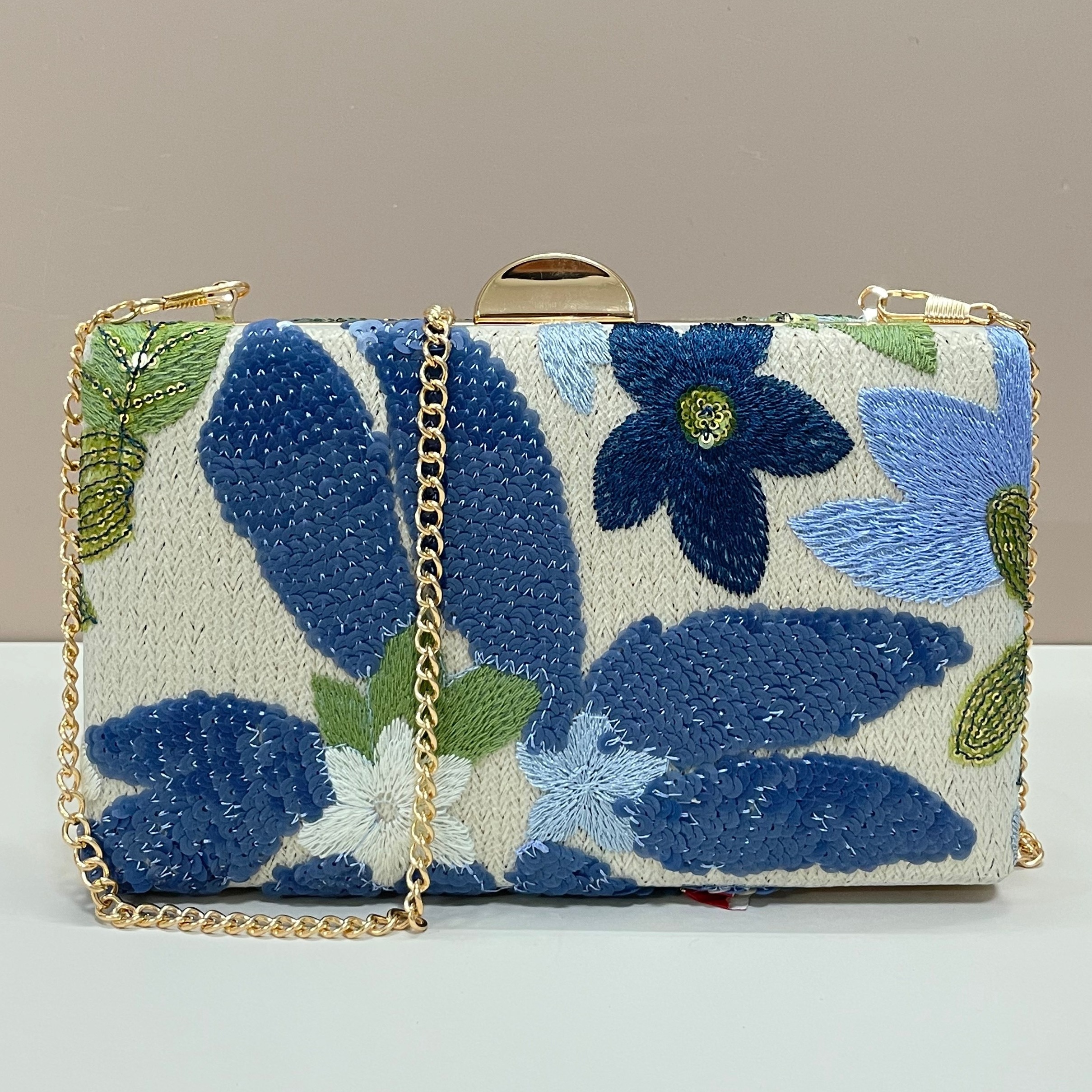 E-shop Eine bezaubernde Clutch mit glänzenden Pailletten, die Eleganz und ausstrahlt, mit einem neu eingetroffenen Vintage-Blumenmuster. für das