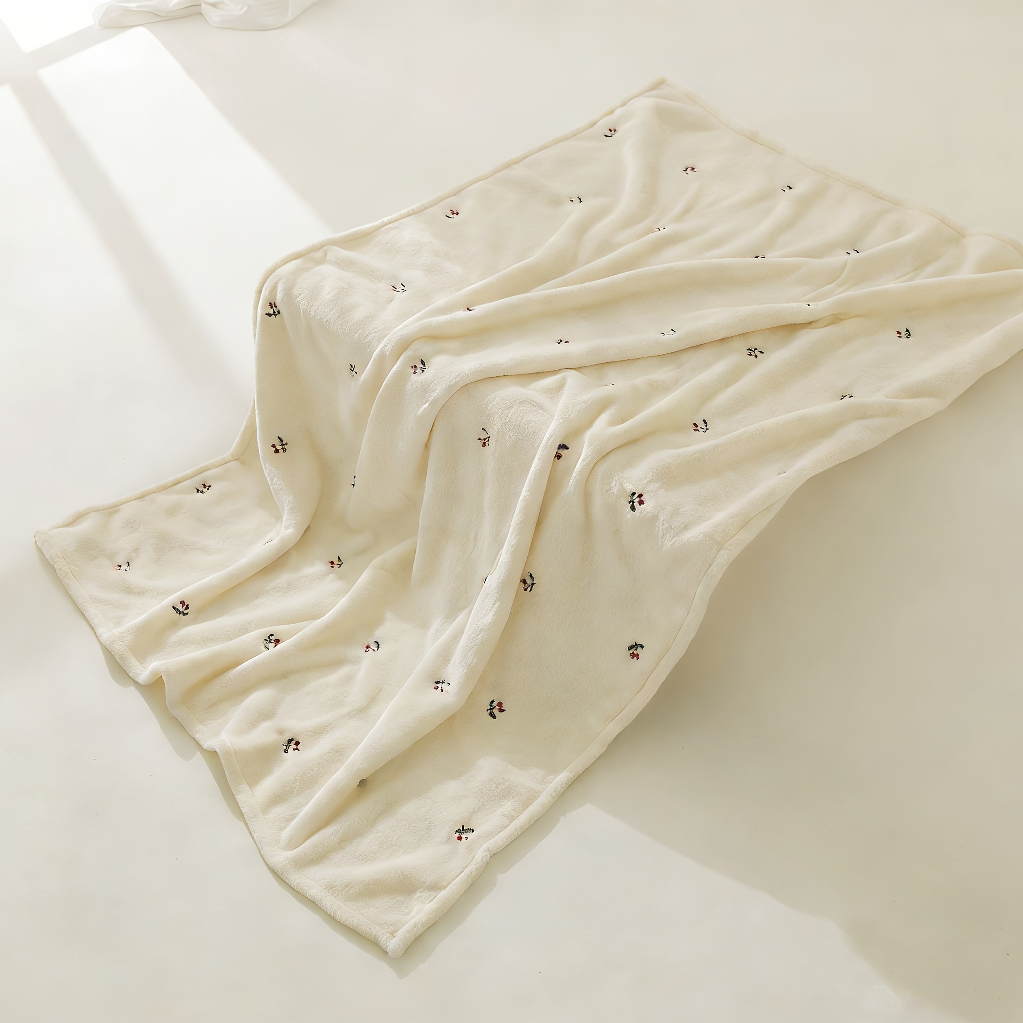 1pc Beige Embroidered Blanket Throw Blanket Warm Blanket Air Conditioning Blanket Stroller Cover Blanket Portable Travel