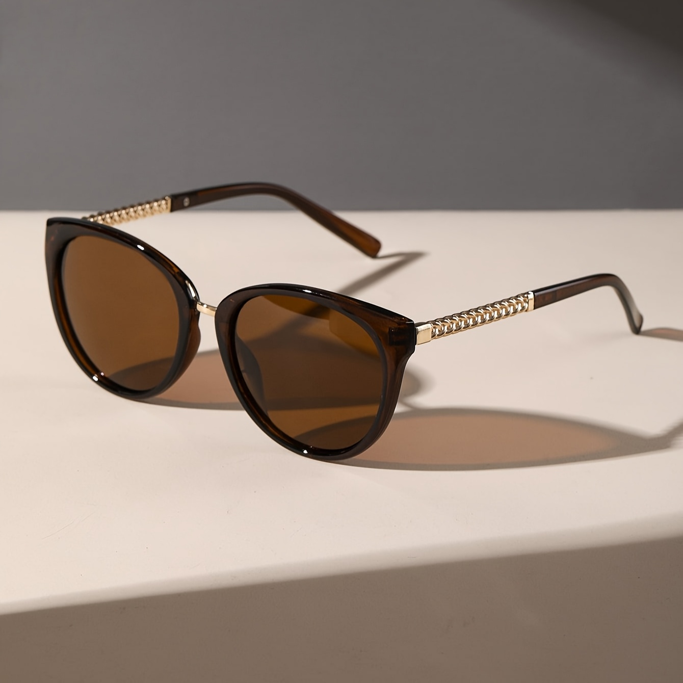 

Lunettes Élégantes à Monture Ronde Fairmarry pour Femmes - Mode Vintage, Verres Anti-Éblouissement, Parfaites pour la Plage & les Activités en