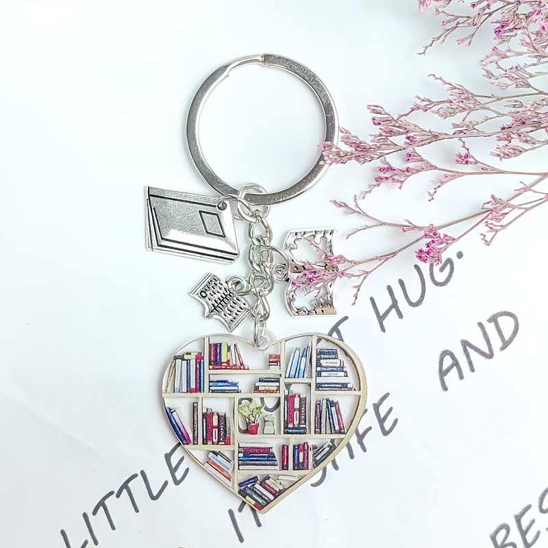 E-shop Ein Schlüsselanhänger mit Herz und Büchern, als Schlüsselring, Rucksackclip, Autoschlüsselanhänger, Taschenanhänger oder Dekoration. Ein ideales