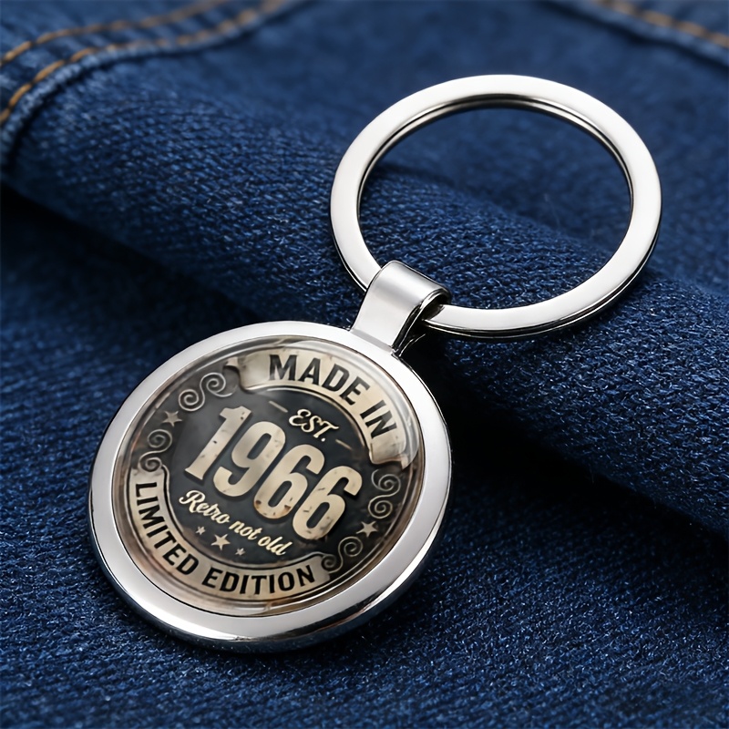 TEMU Portachiavi retr簷 1966 con motivo piatto 2D, accessorio in di metallo lucido, per abbigliamento, e zaini - un accessorio per , compagni di