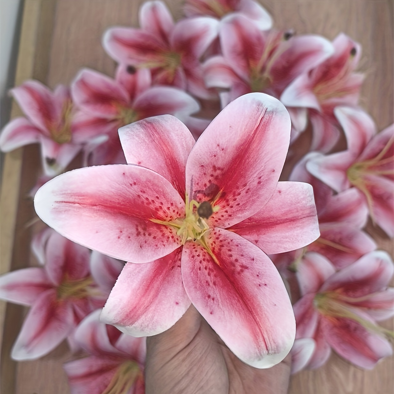 E-shop 12 Stück realistische künstliche Lilienblüten mit blühenden Knospen – Elegante Dekoration für Hochzeitsgänge, Sträuße & Tischdekorationen,