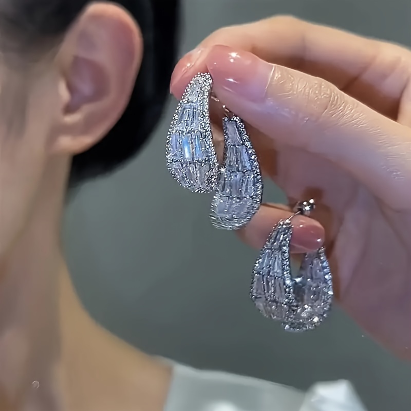 

A Pair Of Super Sparkling Zirconium And Back Lightweight Luxury Fashion Earrings With Low Allergenicity 925 Silver Needle Universal Earrings, A Unique Female Holiday Gift.