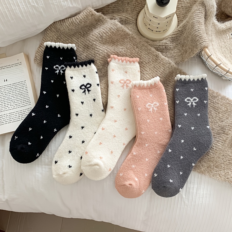 

5 paires de chaussettes en peluche pour femmes, tissu en polyester et élasthanne, motif papillon, détails à volants, lavage à ou professionnel