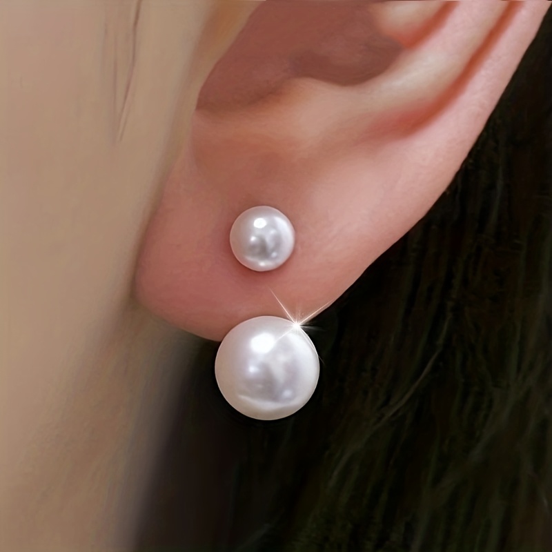 A Pair Of Light Luxury Simple And Fashionable Earrings For Women