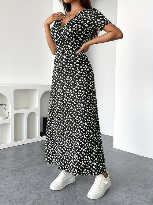 Summer Temperament, Elegant and Fashionable Design, and Loose Fitting, Suitable for Date Gatherings, Small Floral V-neck Dress