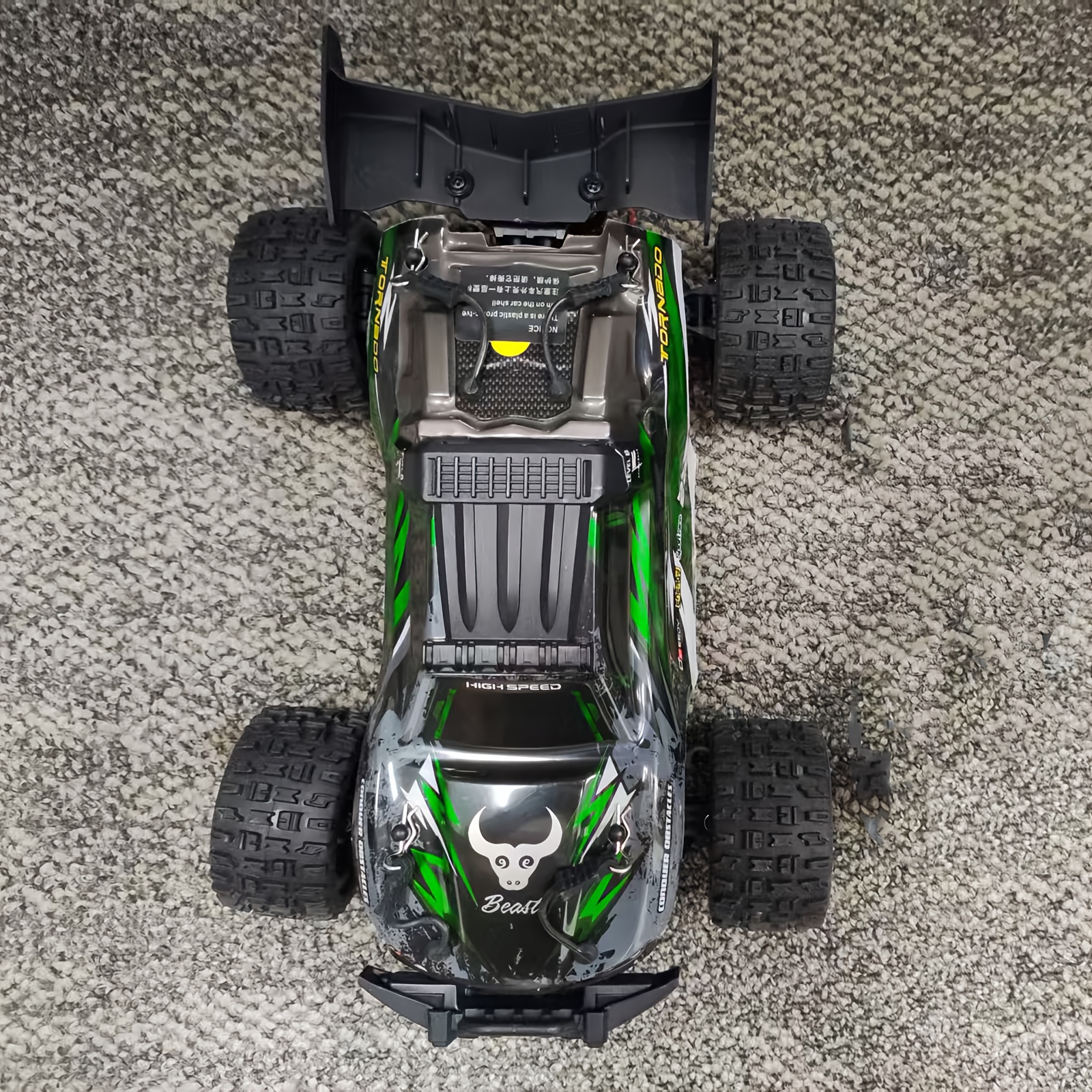 SG118PRO 1/18 Daljinsko Terensko Vozilo, ki lahko doseže hitrosti do 35 km/h, zasnovano za odrasle in , z 40-minutno življenjsko dobo baterije,