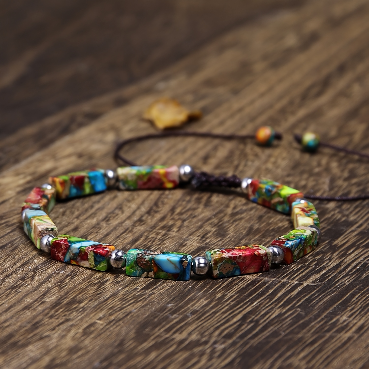 E-shop Dies ist ein handgefertigtes Armband aus Natursteinperlen mit einem verstellbaren, quadratischen Design im multicolorigen Bohemian-Stil. Es ist