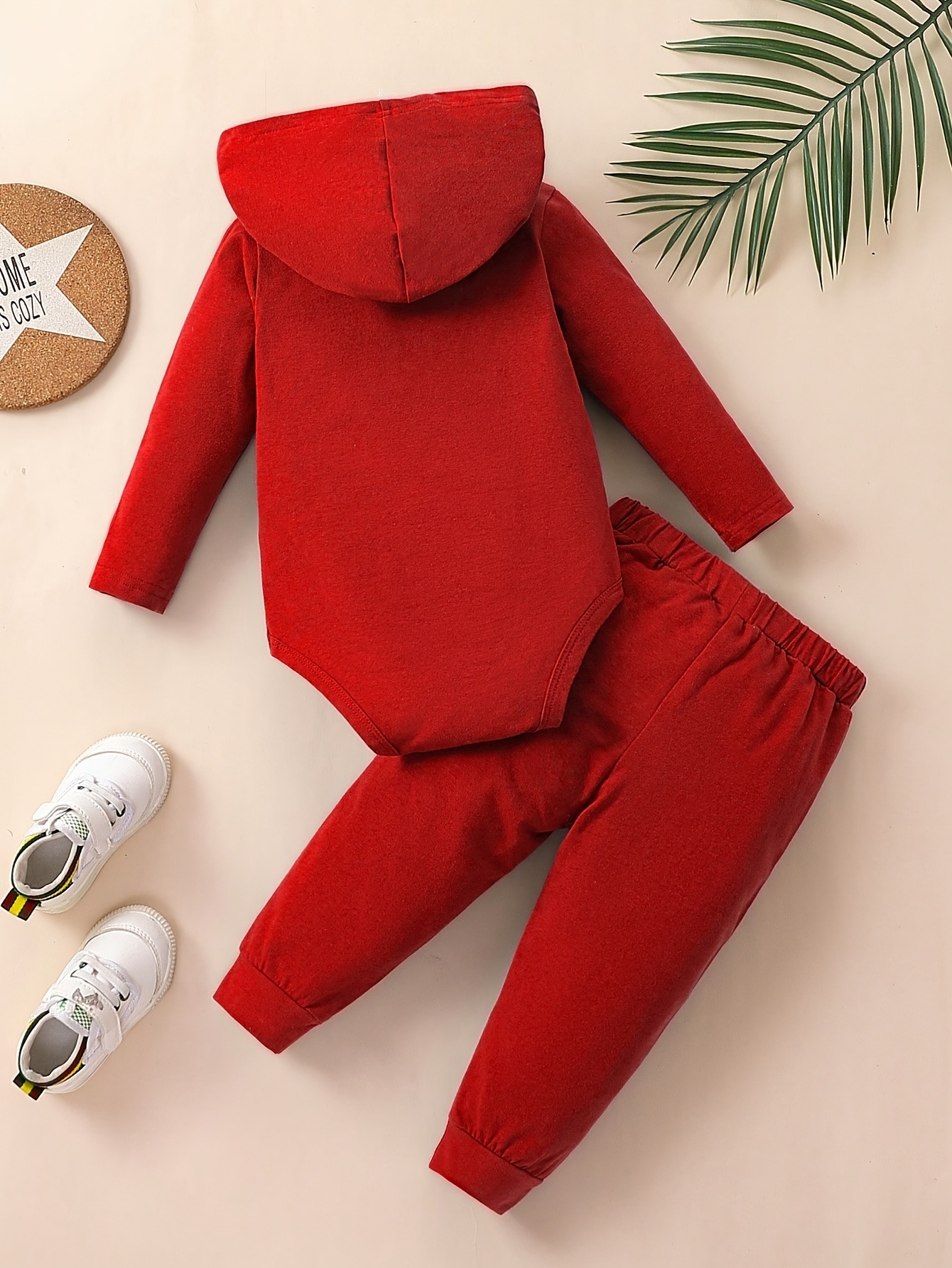 Effenkleurige romper met capuchon en lange mouwen