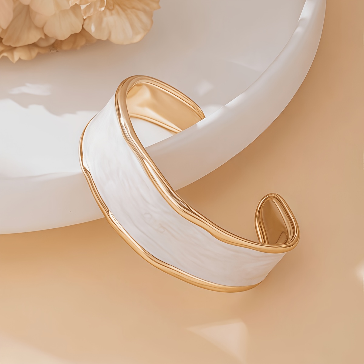 TEMU A Fashionable New Elegant High-end Casual Versatile White Enamel Women's Minimalist Bracelet