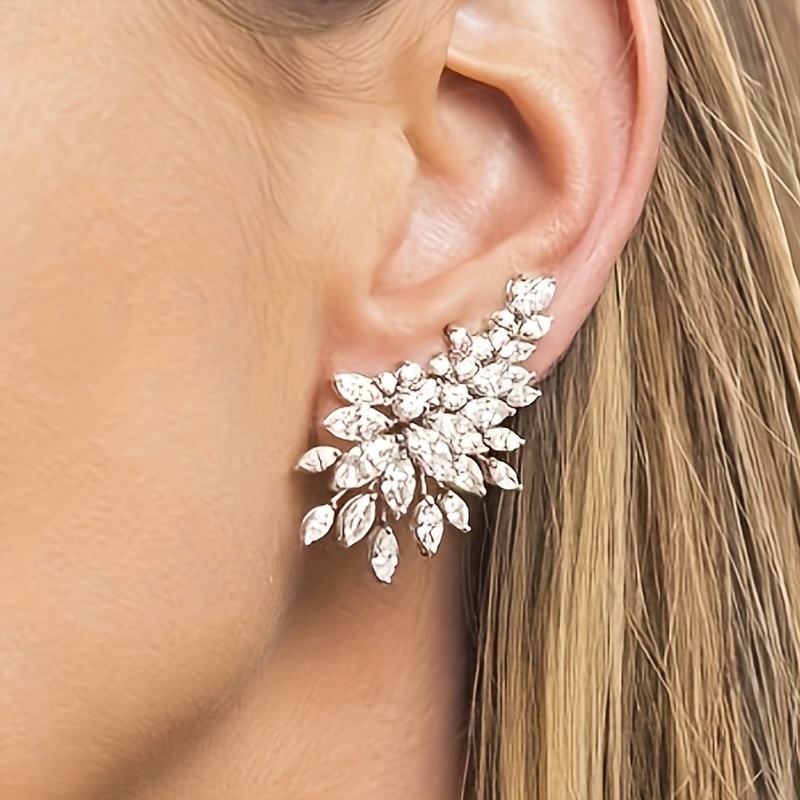 

A Pair Of Luxurious And Elegant Earrings For Ladies, Featuring Shiny Synthetic Zirconia, Weddings, Engagements, Parties, And Fashion Accessories.