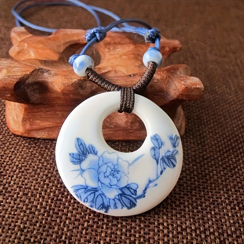 

Collier pendentif en céramique chinoise bleue et blanche avec longueur ajustable - Idéal pour un ou cadeau pour les enseignants, les diplômés ou les étudiants de