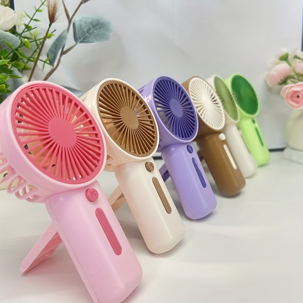 Mini Ventilador Portátil de Mano Disponible en 4 Colores - Portátil y Compacto (Sin Costo) - Adecuado para Múltiples Escenarios