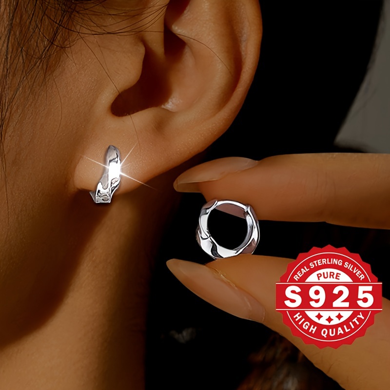 

A Pair Of Women's Hoop Earrings, Made Of S925 Sterling Silver, Featuring A Unique Twisted Surface Design, Suitable For Wear, Hypoallergenic, Weighing 2.15g.