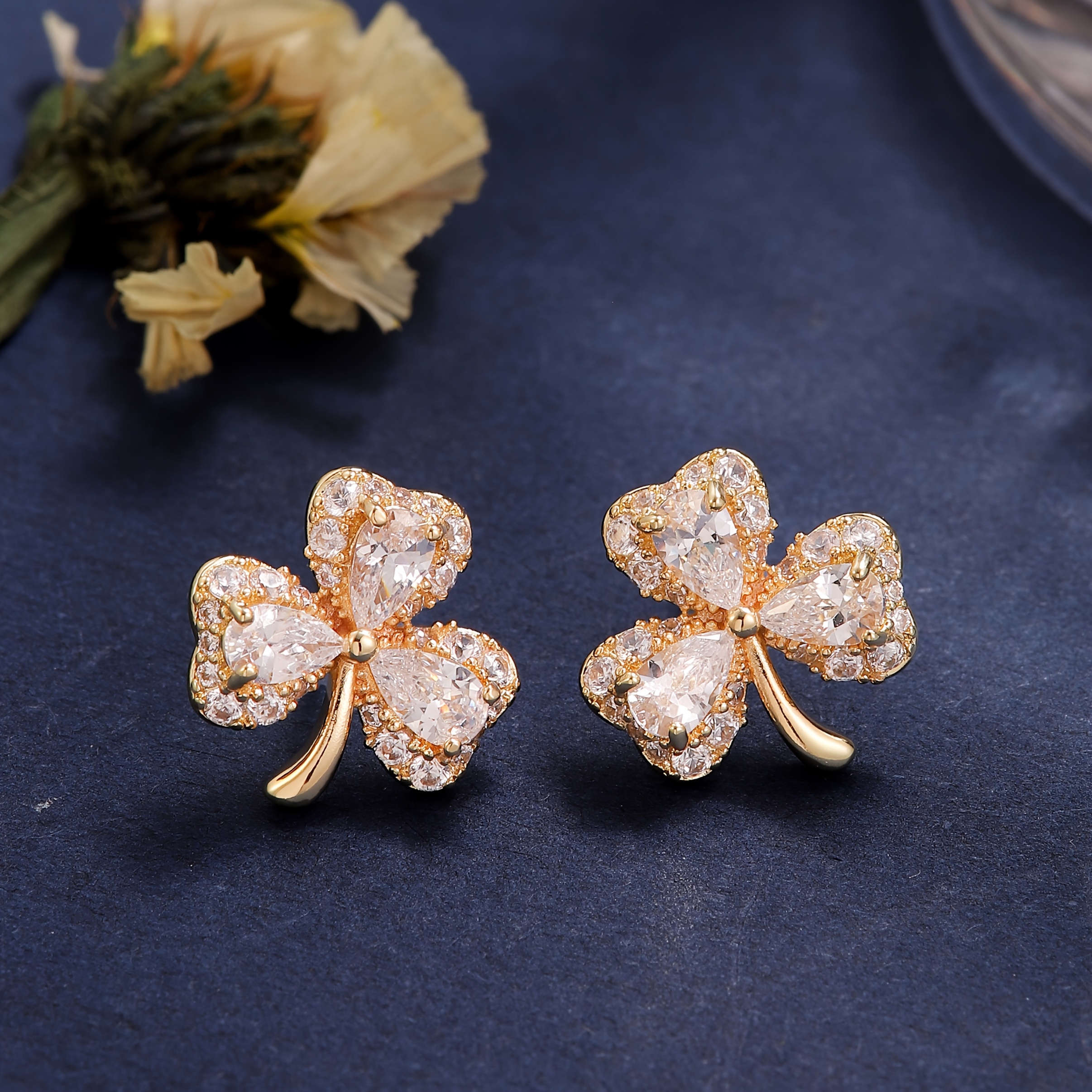 E-shop 1 Paar Elegante Vierblättrige Klee-Ohrringe – Goldfarbene Stecker mit künstlichem Zirkonia, Hochzeit, , Valentinstag, Muttertagsgeschenk für