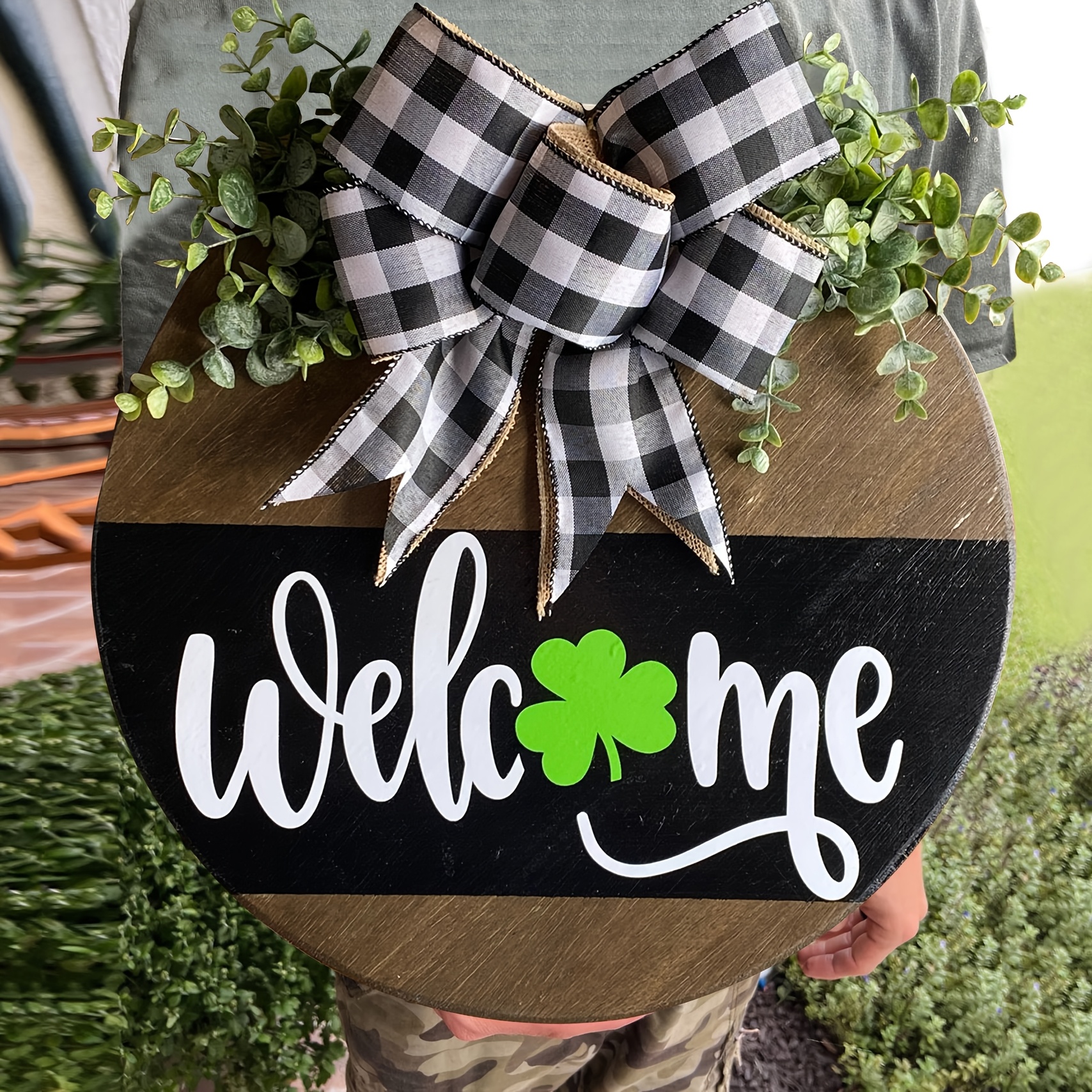 

1pc St Patrick's Day Wooden Welcome Sign With And Checkered Bow - Round Farmhouse Door Hanger For Home & Outdoor Decoration, Seasonal Holiday Wall Decor, Housewarming Gift