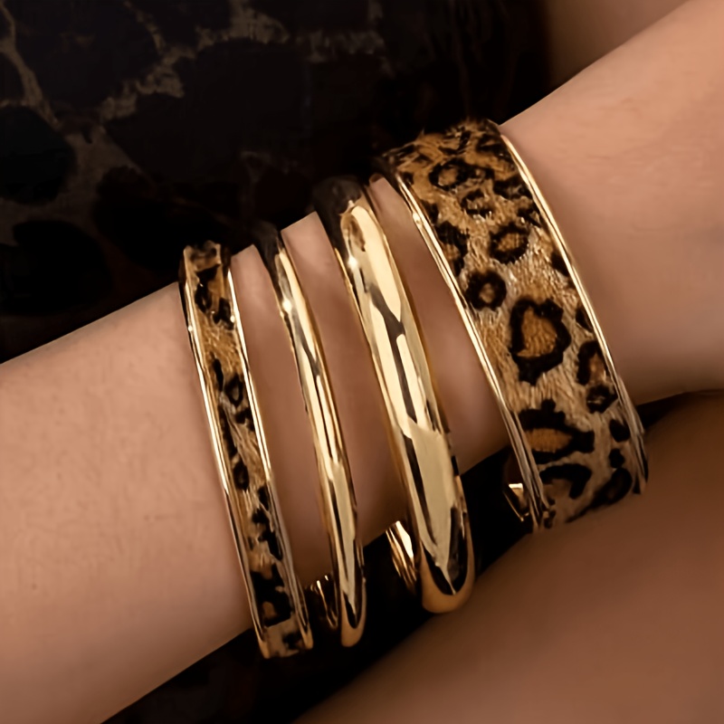 Image of A Set Of Spicy Sweet And Cool Leopard Print Bracelet With Smooth Layered Bracelet Set For Street Fashion And Niche Additions