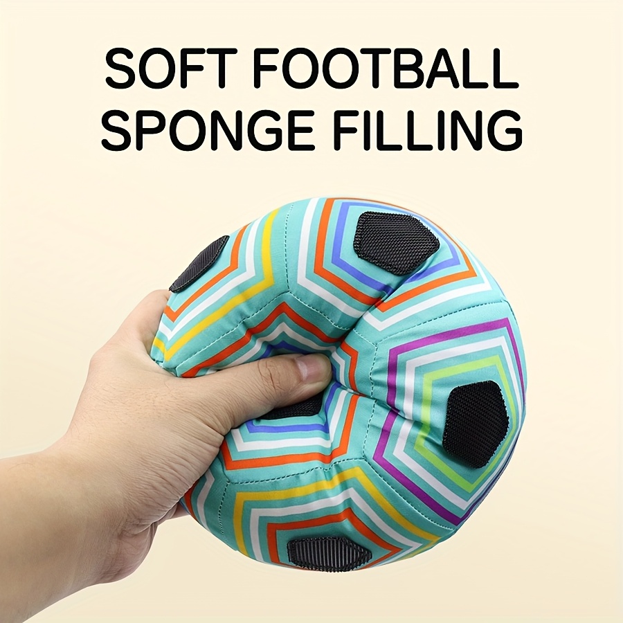 schattige jonge en gelukkige jongen speelt voetbal. hij schiet een bal naar het doel. cartoon vectorstijl voor uw ontwerp 6878973 Vectorkunst bij Vecteezy