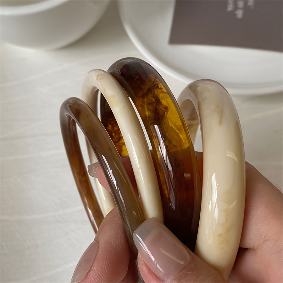 E-shop 4-teiliges elegantes Retro-Armband-Set – Stilvolles und minimalistisches Design, für den und festliche Anlässe, Damen-Schmuck aus Acryl, ohne