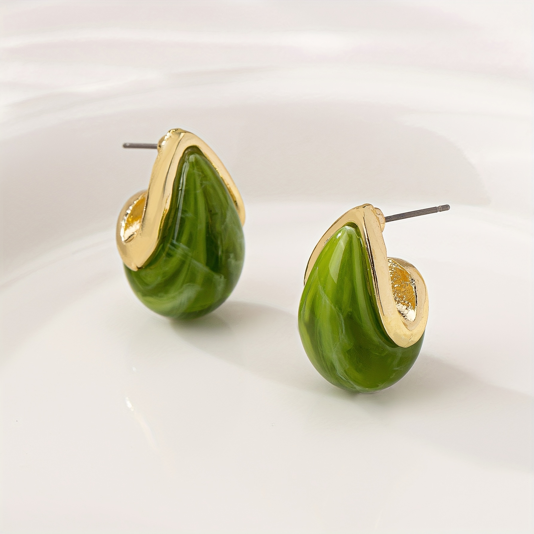 A Stylish, Simple, And Elegant Vintage-style Luxury Resin Stud Earring For Women, Suitable For Autumn/winter Banquets And Daily Wear