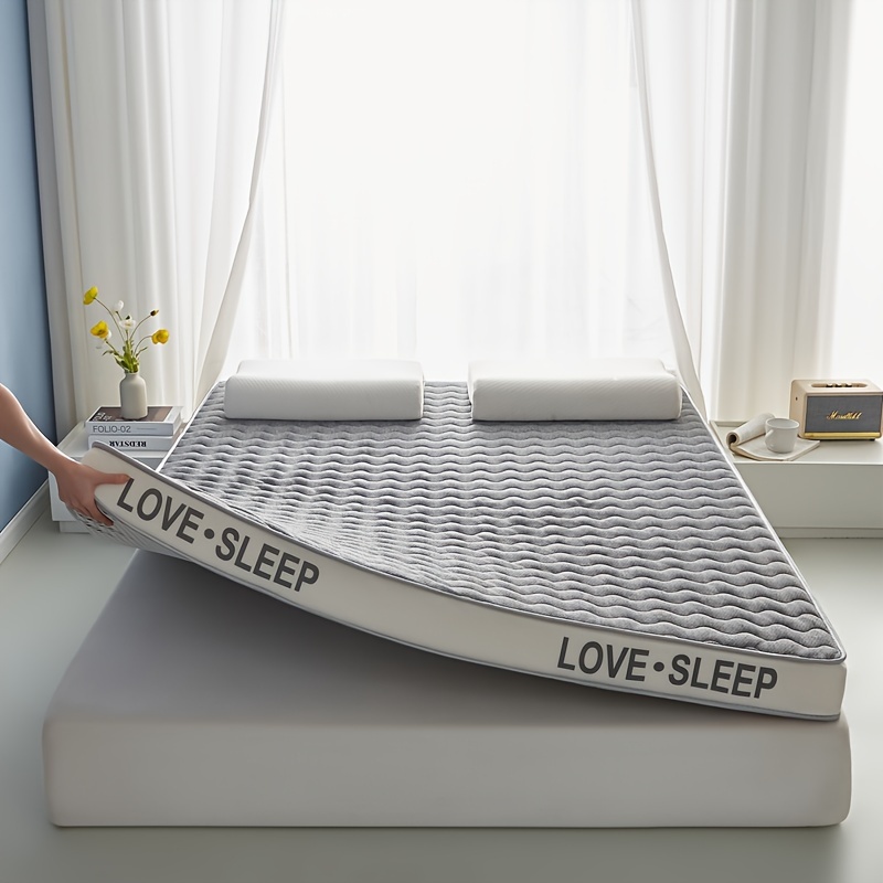 1pc, 17D Memory Foam Mattress with a Latex Layer on the Surface. The Memory Foam Filling Is 4.5cm Thick. The Top Layer Features Exquisite Patterns and Designs, Offering Softness, Comfort, Breathability, and Excellent Resilience. Suitable for Daily