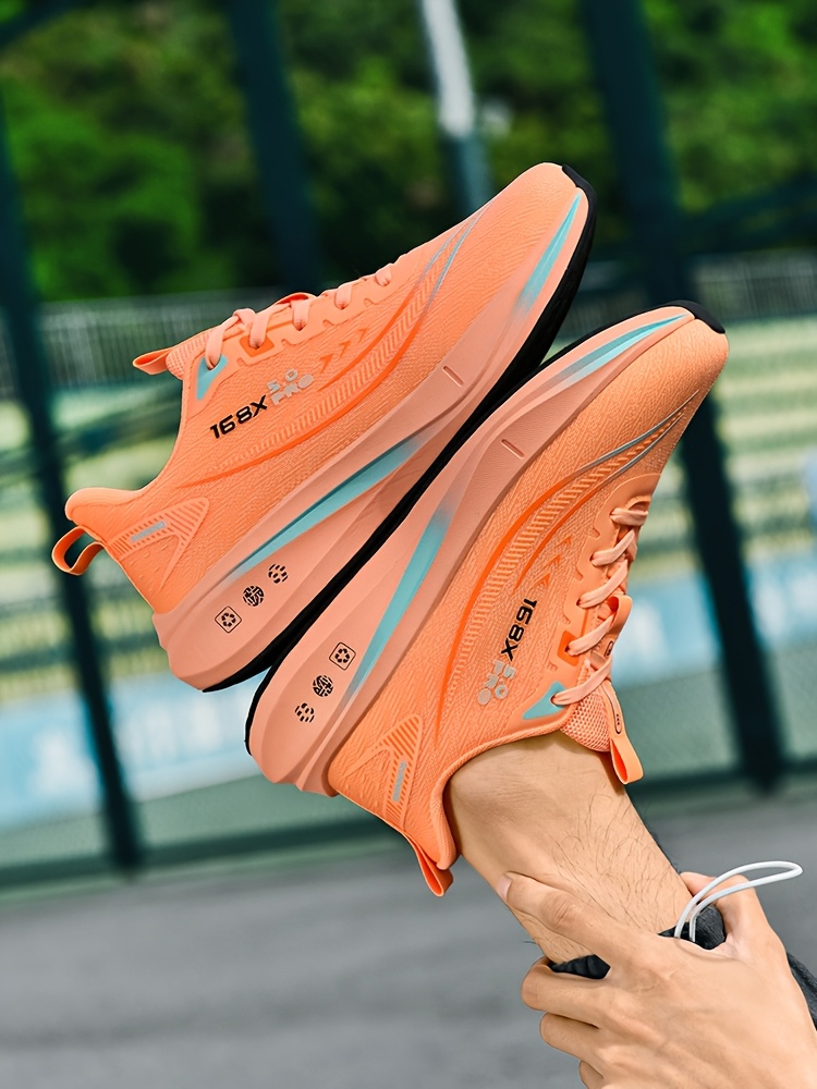 Chaussures de Course pour Hommes – Légères et Respirantes, Semelle Souple Amortissante Pour Usage sur Route & Sentier Chaînes Multifonctionnelles Antidérapants Adaptées au Marathon Triathlon VTT Cyclisme Gym Aérobic Randonnée Alpinism Port Quotidiens Mode Urbaine Style Sport Chaussettes d'Entraînements en Salle Entrainement à la Coupe du Monde Moderne Conception Durable Construction Solide Coussinée