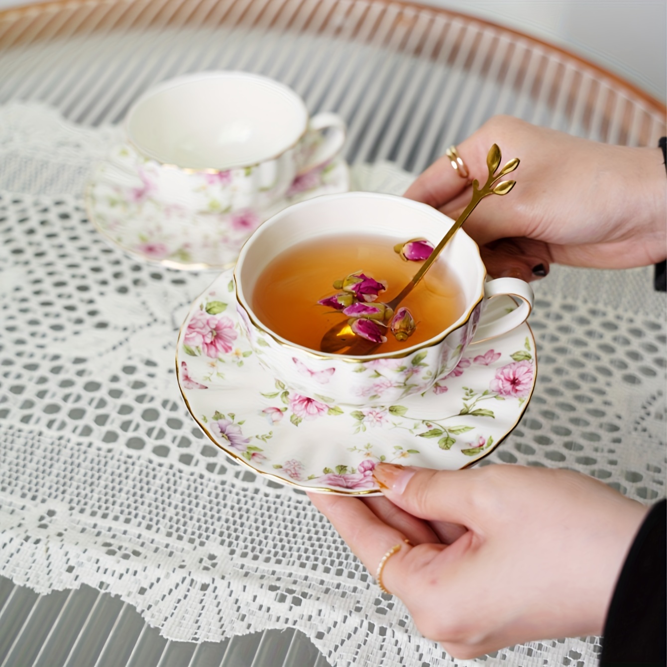 

Ensemble, tasse à café et soucoupe à fleurs blanches, tasse à café en céramique, tasse à thé de l'après-midi créative pour le bureau à domicile avec poignée, plateau et cuillère
