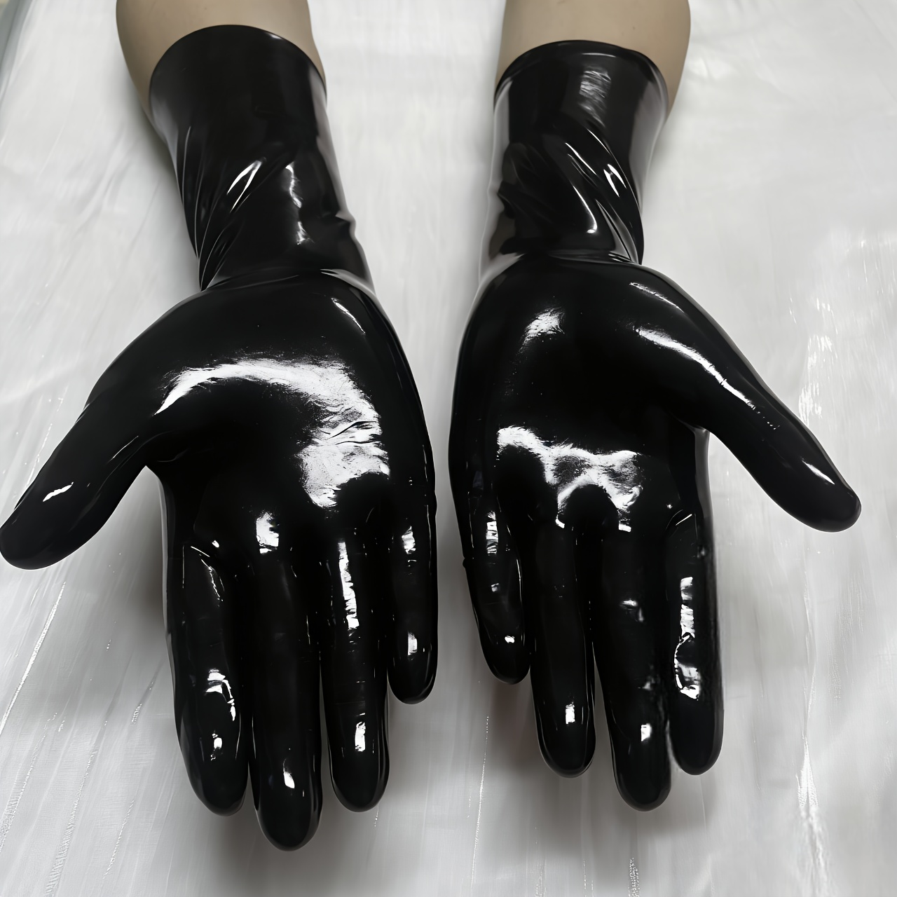 TEMU 1 Pair Glossy Handmade Sexy Black Latex Gloves, Unisex, Suitable For Adult Cosplay And Themed Parties. Fashionable Latex Gloves Are A Cosplay