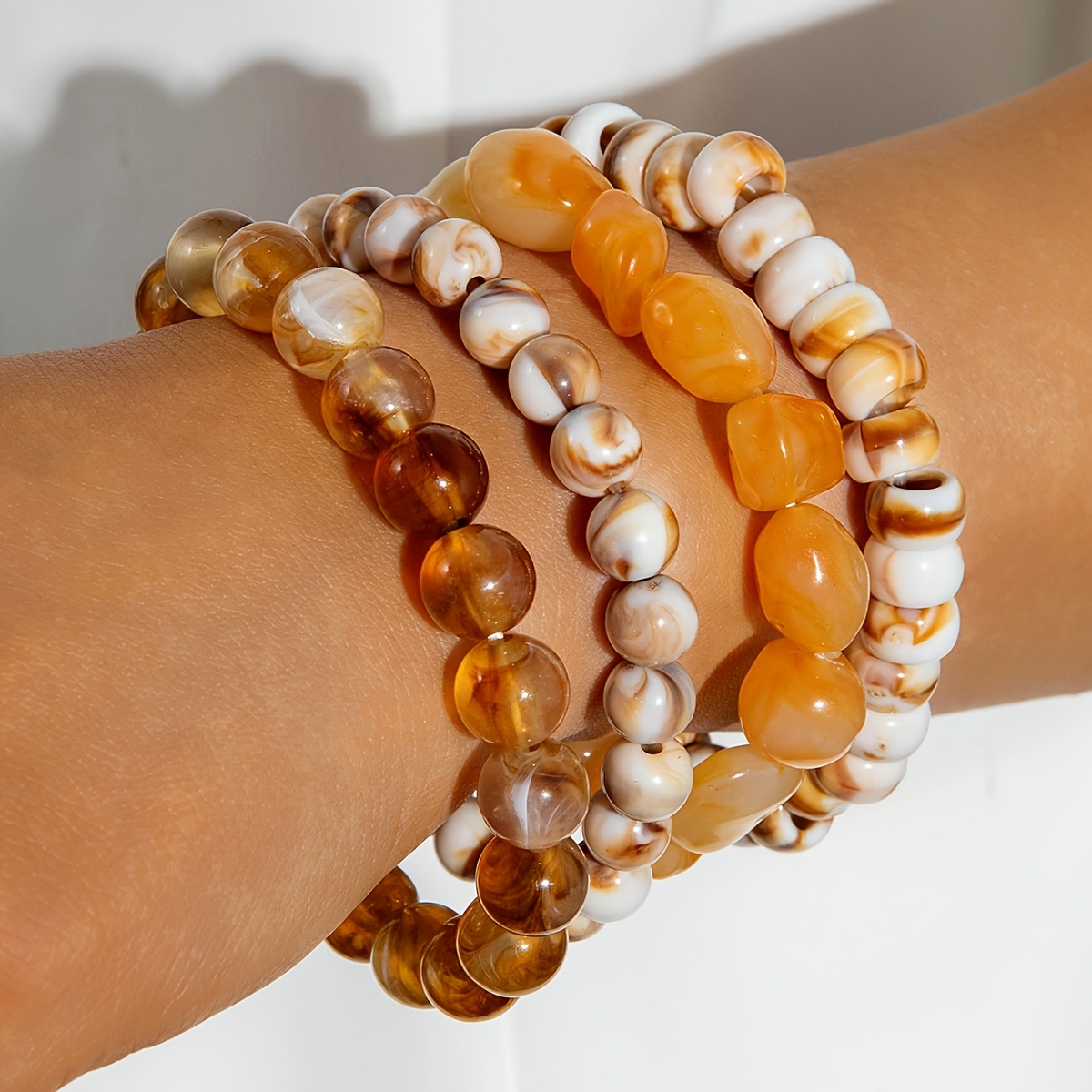 E-shop 4-teiliges modisches -Perlenarmband-Set mit Kugelperlen, mehrschichtiges stapelbares unregelmäßiges Acryl-Schmuckset, geeignet für Damenpartys ,