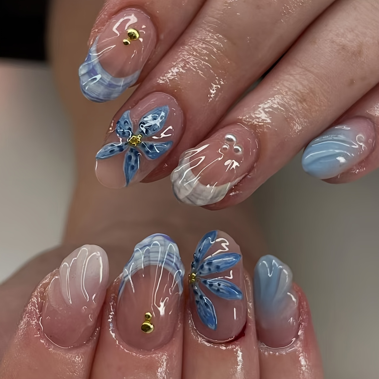 E-shop 24-tlg. kurze ovale Aufklebe-Nagelspitzen. 3D-Blumen mit Goldperlen-Design, Ozeanschalen-French-Tipps mit Gele-Streifen Perlendekorationen