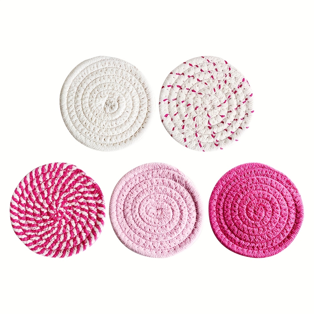 E-shop Ein Set aus 5 rosa Untersetzer, jeder mit einem runden Durchmesser von 4,33 Zoll (11 cm), handgefertigt und für Getränke konzipiert. Dieses
