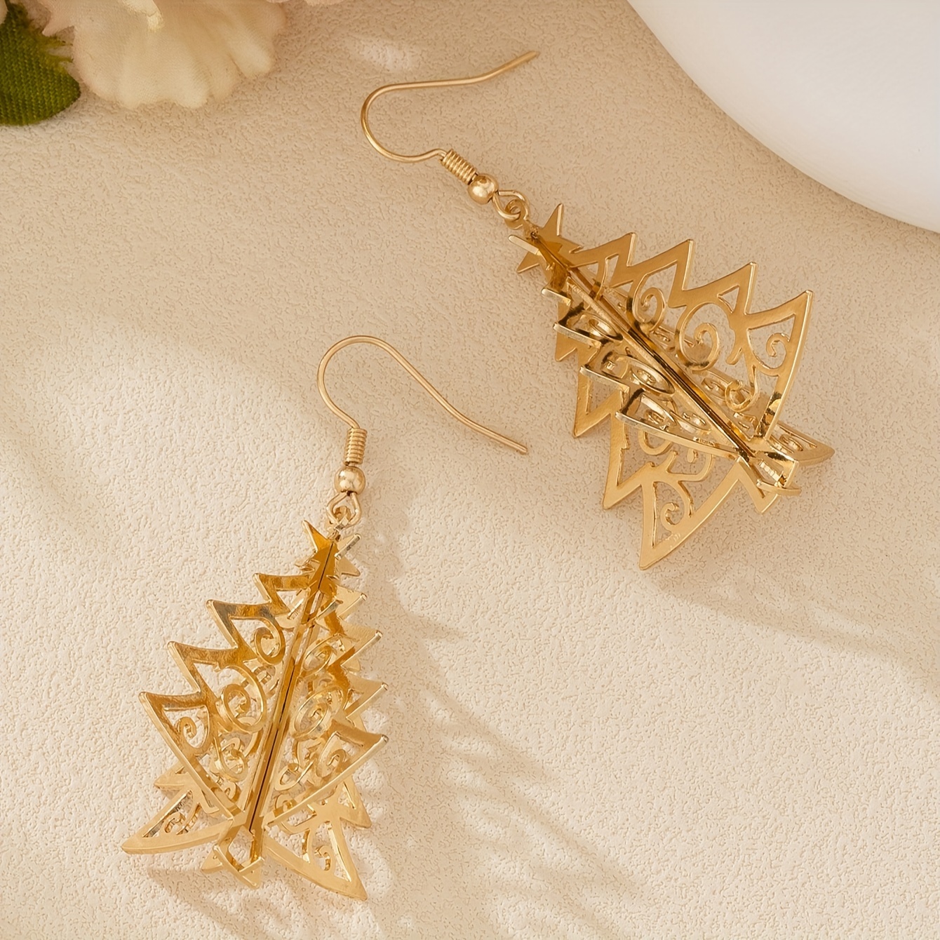 Image of A Pair Of Simple Vintage Geometric Hollow-out Three-dimensional Christmas Tree Earrings, Women's Ear Jewelry Suitable For Daily Wear, , And As A Gift