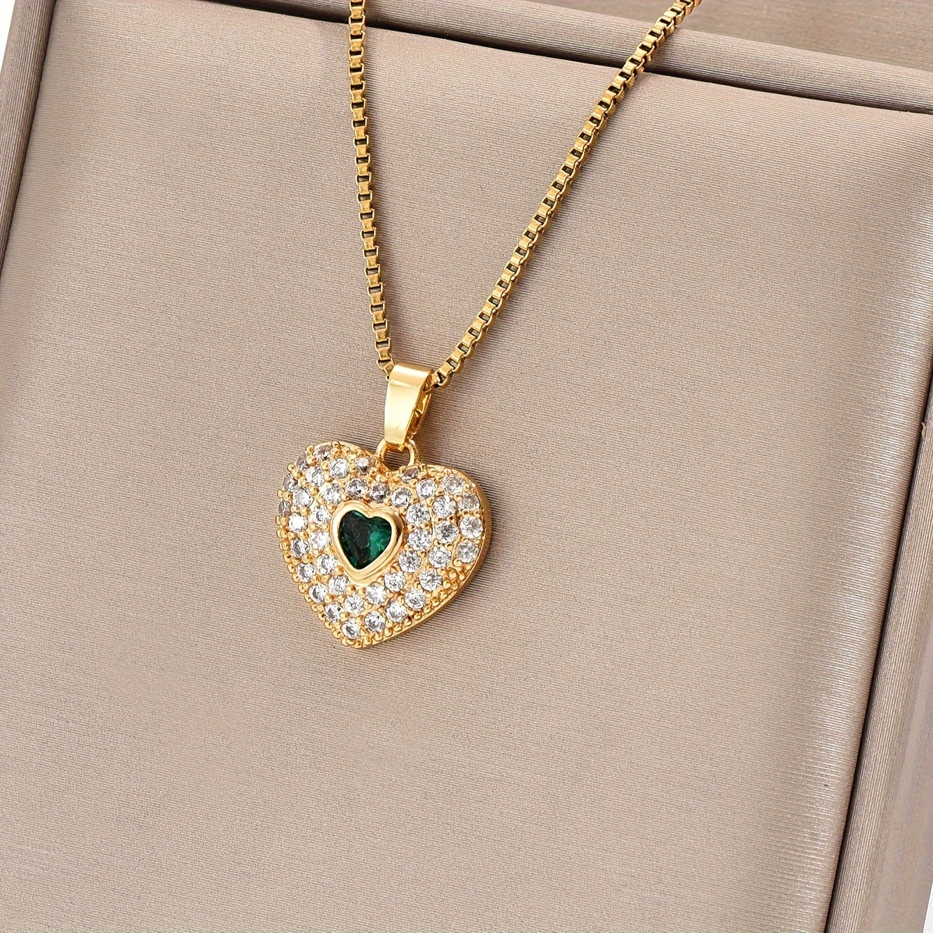 

A Golden Stainless Steel Chain With Gold-plated Cubic Oxide Green Heart Retro Design, Personalized Fashion Trend, Minimalist Women's Street Daily Parties, Christmas Versatile Necklace Pendant