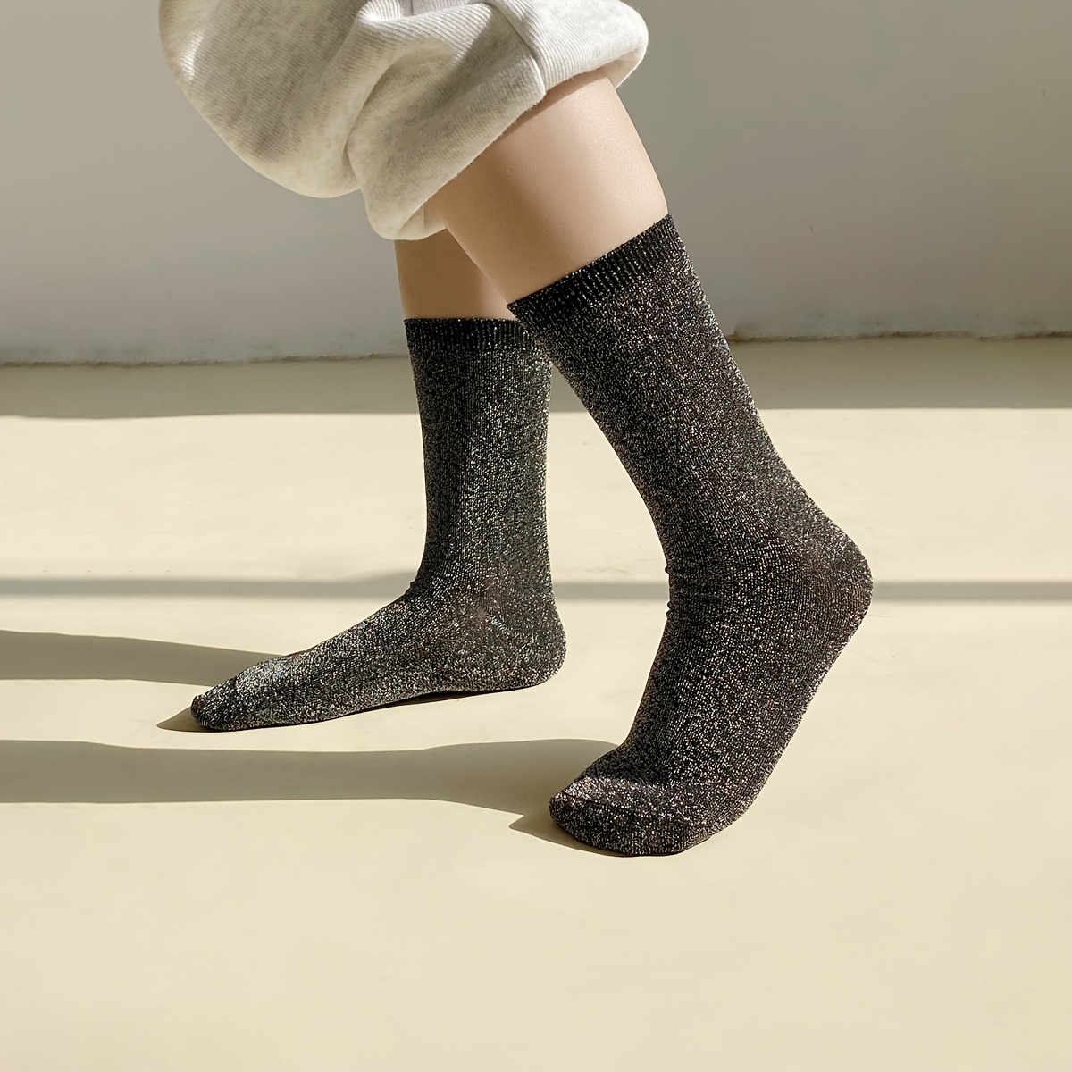 E-shop Ein Paar vielseitige Damen-Wadenhohe Slouch-Socken mit silberfarbenem Faden, modische Glitzersocken, -Stil