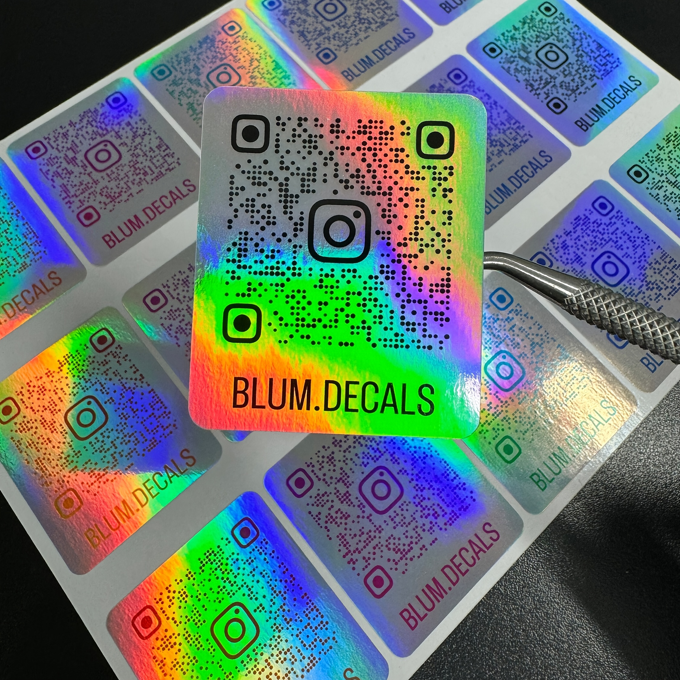 

autocollants holographiques en vinyle avec des codes QR imprimés pour Instagram, des autocollants personnalisés pour les médias sociaux et des autocollants QR métalliques.