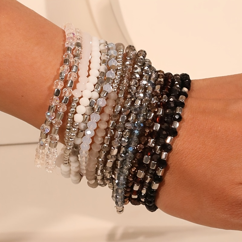 TEMU Un set de 15 pulseras de dijes en fríos, en plateado, y negro, brillantes con versatilidad a