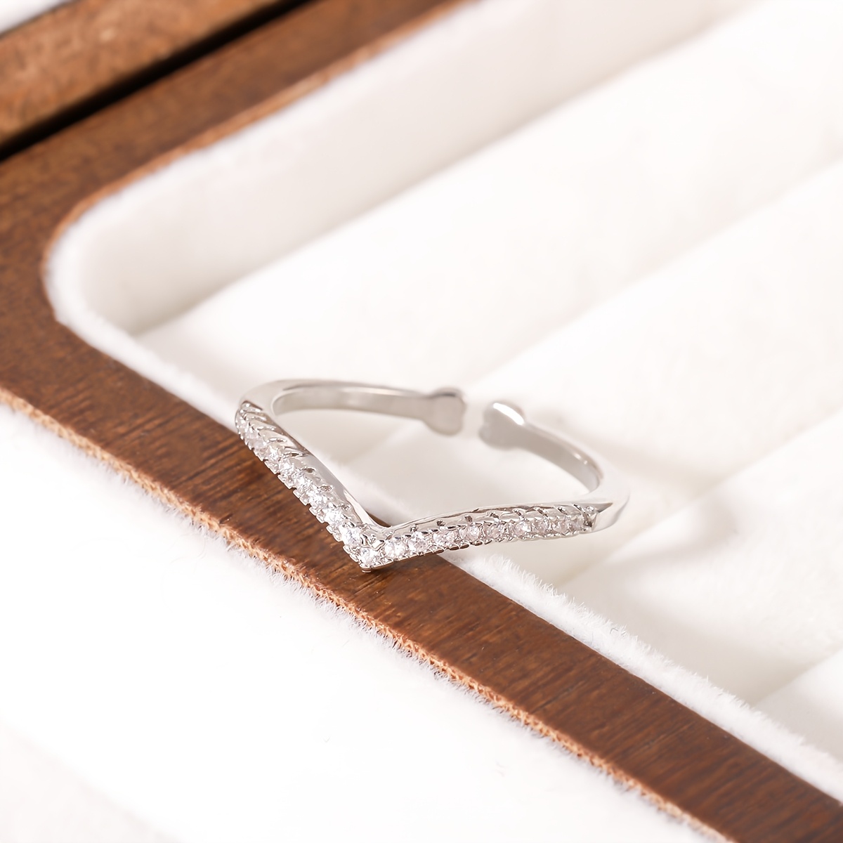 TEMU Anillo abierto elegante de con cuello en V, a con diseño geométrico. para uso diario, vacaciones y ocasiones informales de mujer. Un accesorio
