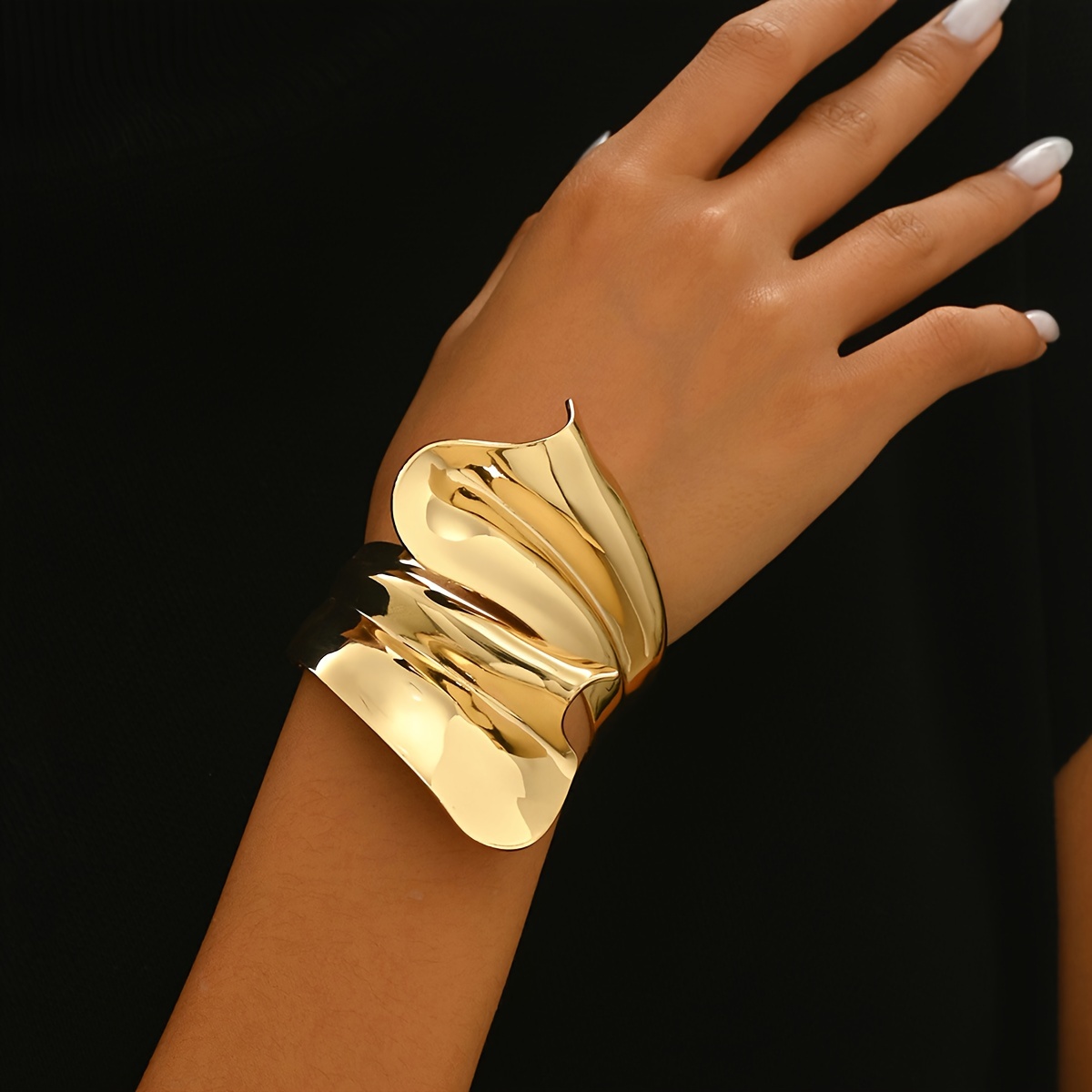 

Elegant Vintage-inspired Golden-tone Bangle Bracelet For Women - &