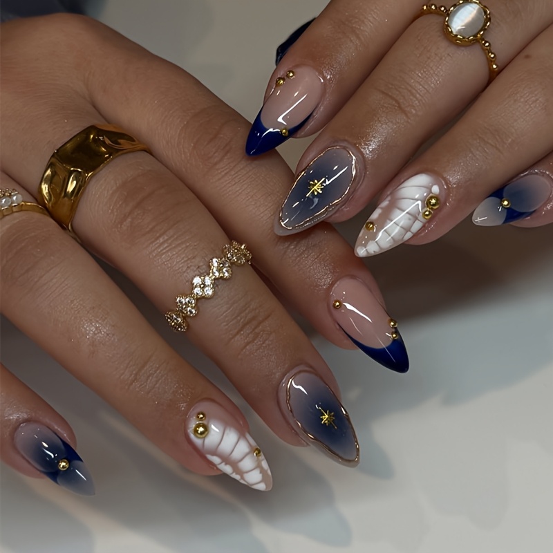 TEMU Deze nieuwe set van 24 stuks bestaat uit nude roze, blauwe press-on nagels met gouden folie lijnen en ster ontwerpen. Ze zijn verwijderbaar en
