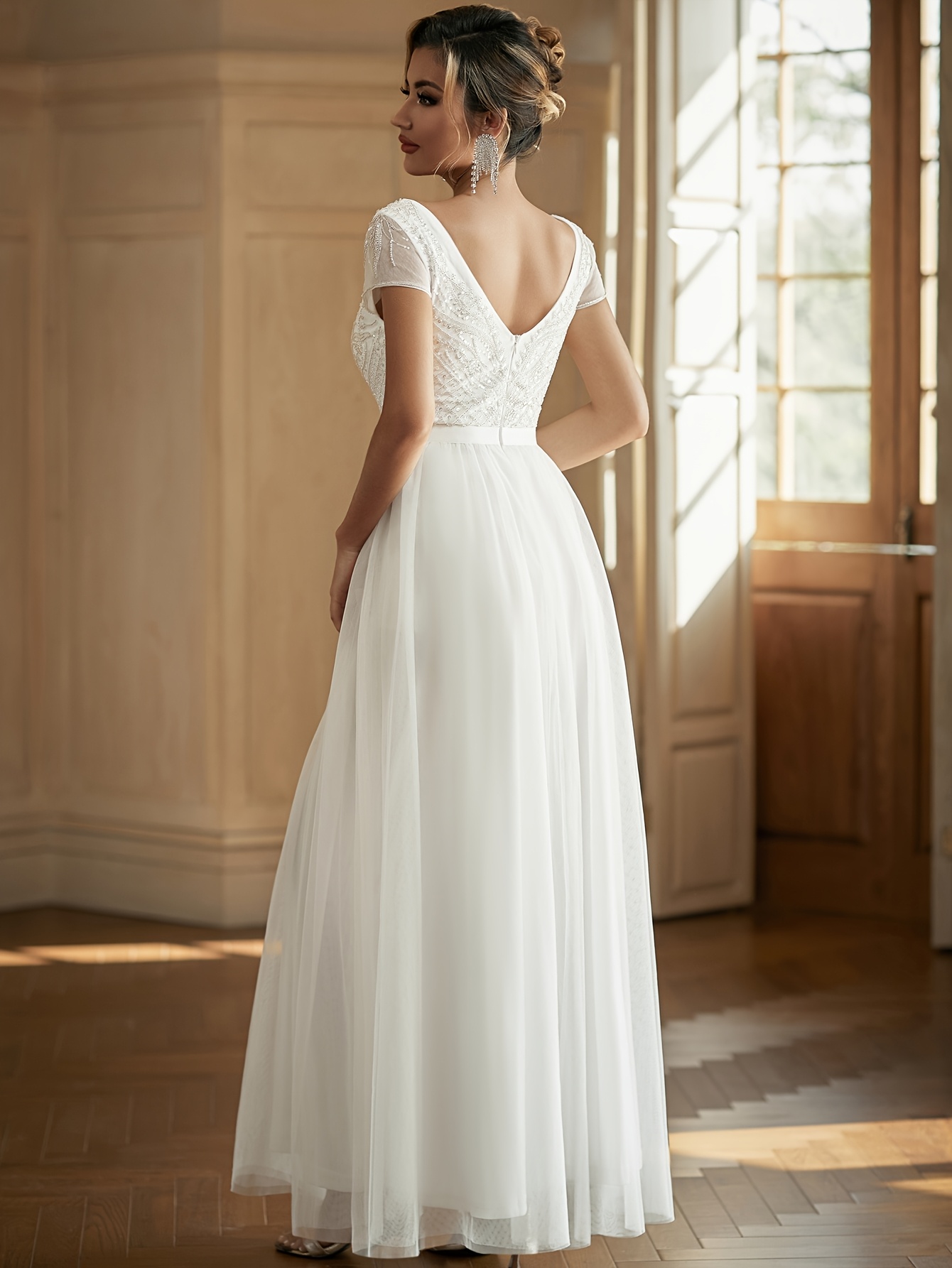 elegantes v-ausschnitt spitzenbesticktes hochzeitskleid, figurbetontes meerjungfrau-brautkleid in kniehöhe, tüll-hochzeitskleid mit blumenapplikationen für luxuriöse zeremonie